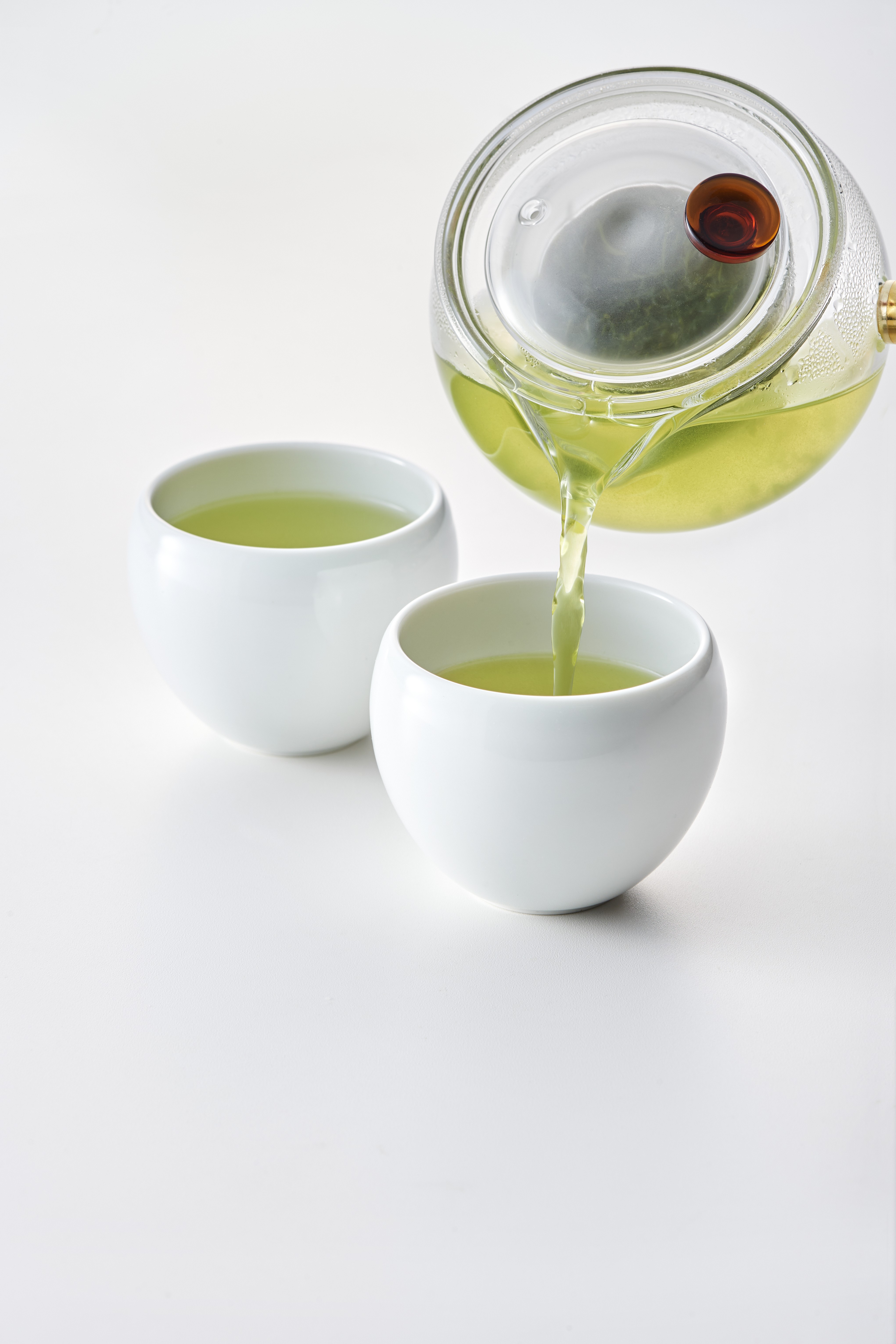 美味しい日本茶を注ぐ